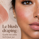 Application de blush-draping sur un visage avec des couleurs vibrantes et naturelles.