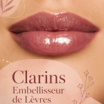 Embellisseur de lèvres Clarins devant un fond naturel, mettant en valeur la texture et la couleur du produit.