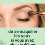 Femme de plus de 40 ans se maquillant les yeux avec des produits adaptés à son âge.